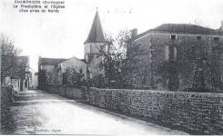    Vue de Champniers depuis l'entrée nord du village. A droite, le presbytère au fond se dresse l'église.    