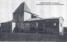              
    Le château de Champniers avec la tour sud toujours existante ainsi que le bâtiment reliant les deux tours. Sur l'avant, un long batiment se détache vers l'Ouest de la tour Nord tandis qu'un petit bâtiment fait face à l'Est.            