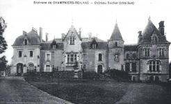          Une vue de Château Rocher vue du face (du sud).
Quatre éléments se détachent de la façade, (de la droite vers la gauche) une tour carrée, une tour ronde, une autre tour carrée, et le sud de l'aile ouest du bâtiment. Devant on devine un jardin à la française.
            