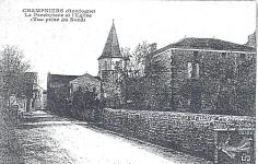       Au fond on aperçoit l'église, à droite l'ancien presbytère        