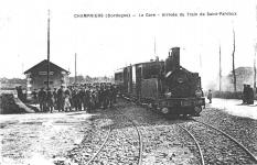        
    Vue de la gare de Champniers, un train est à quai. Des gens semblent attendre de monter dedans.    