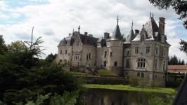    Une vue de Chateau-Rocher, avec en premier plan, l'étang entourant ce splendide chateau de la Renaissance.      